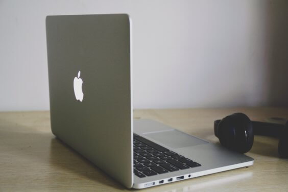Mac Book aufgeklappt