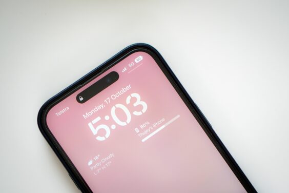 Das iPhone 14 Pro mit Widgets auf dem Sperrbildschirm