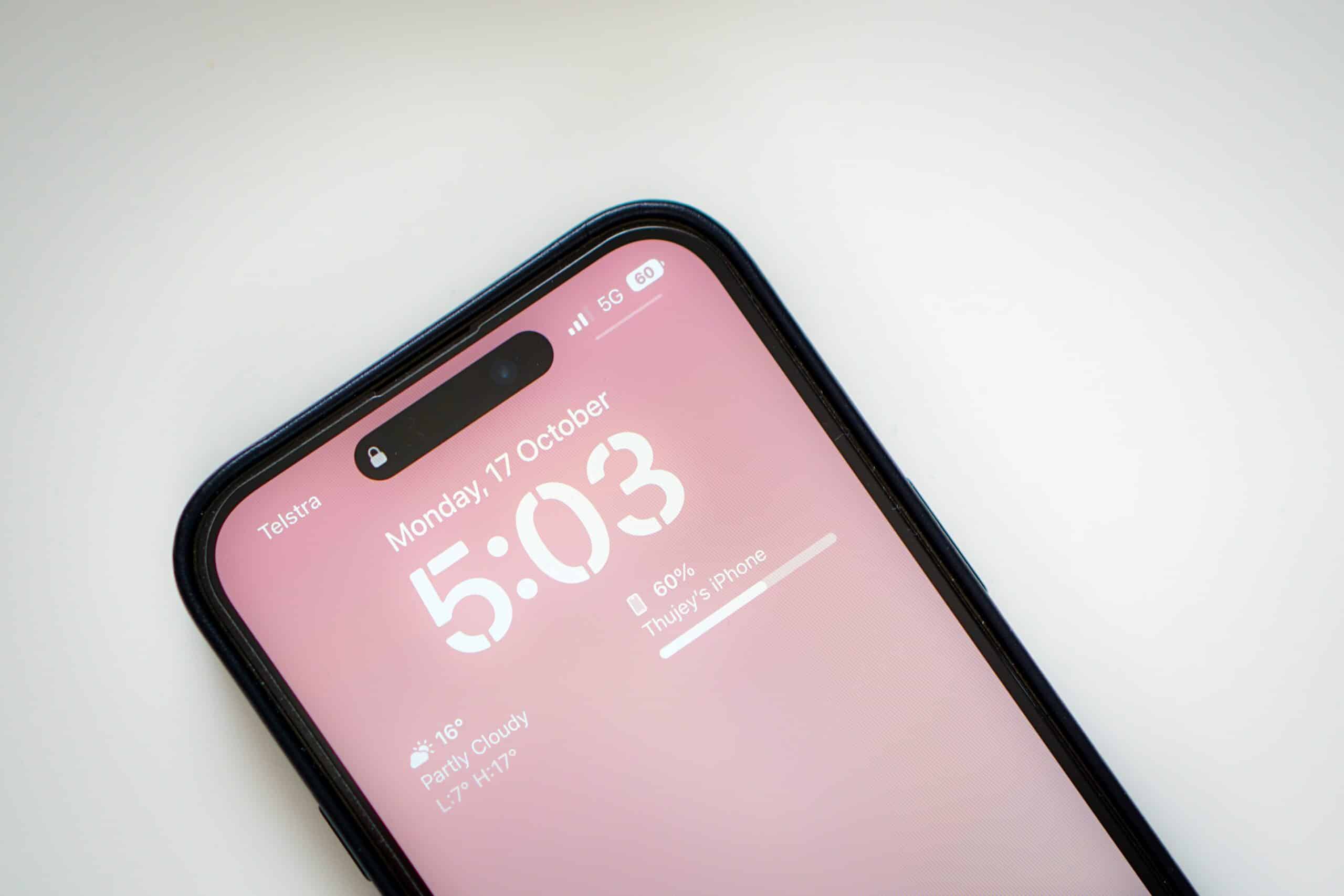 Das iPhone 14 Pro mit Widgets auf dem Sperrbildschirm